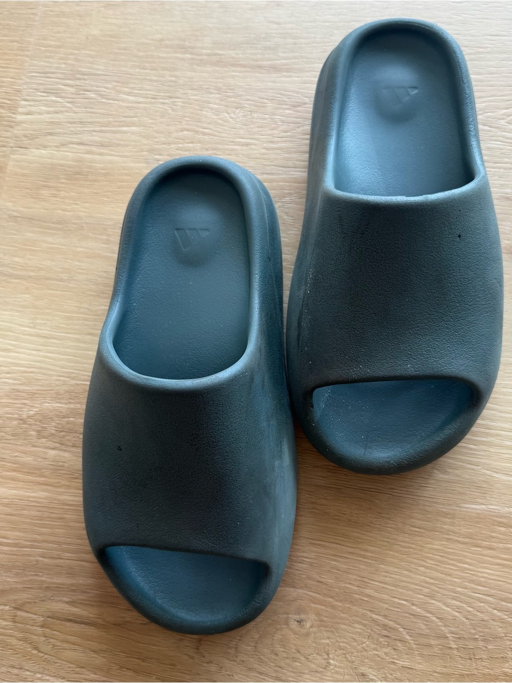 Yeezy Kids Foam Slide Sandals in Dark Gray SZ 5 unisex Adidas Kanye west